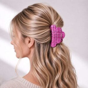 pince-cheveux-crabe-chic-ClawMeUp-rose-portee-sur-chevelure-blonde