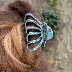 Pince à cheveux Abalone verte ajourée – accessoire design ClawMeUp