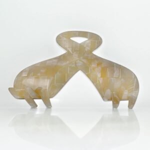 Pince à cheveux torsadée couleur ivoire nacré, en acétate marbré avec finition satinée