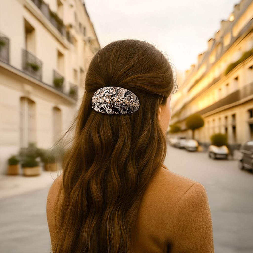 Barrette ClawMeUp portée – collection Chic Parisien, élégance discrète sur cheveux bruns