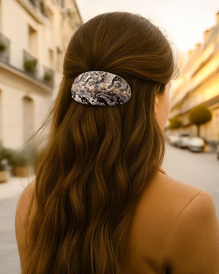 Femme élégante de dos portant une pince cheveux ClawMeUp originale dans une rue parisienne