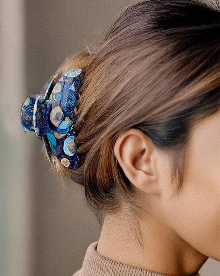 Femme portant une pince cheveux longs bleue ClawMeUp avec design artistique, accessoire chic pour coiffure tendance