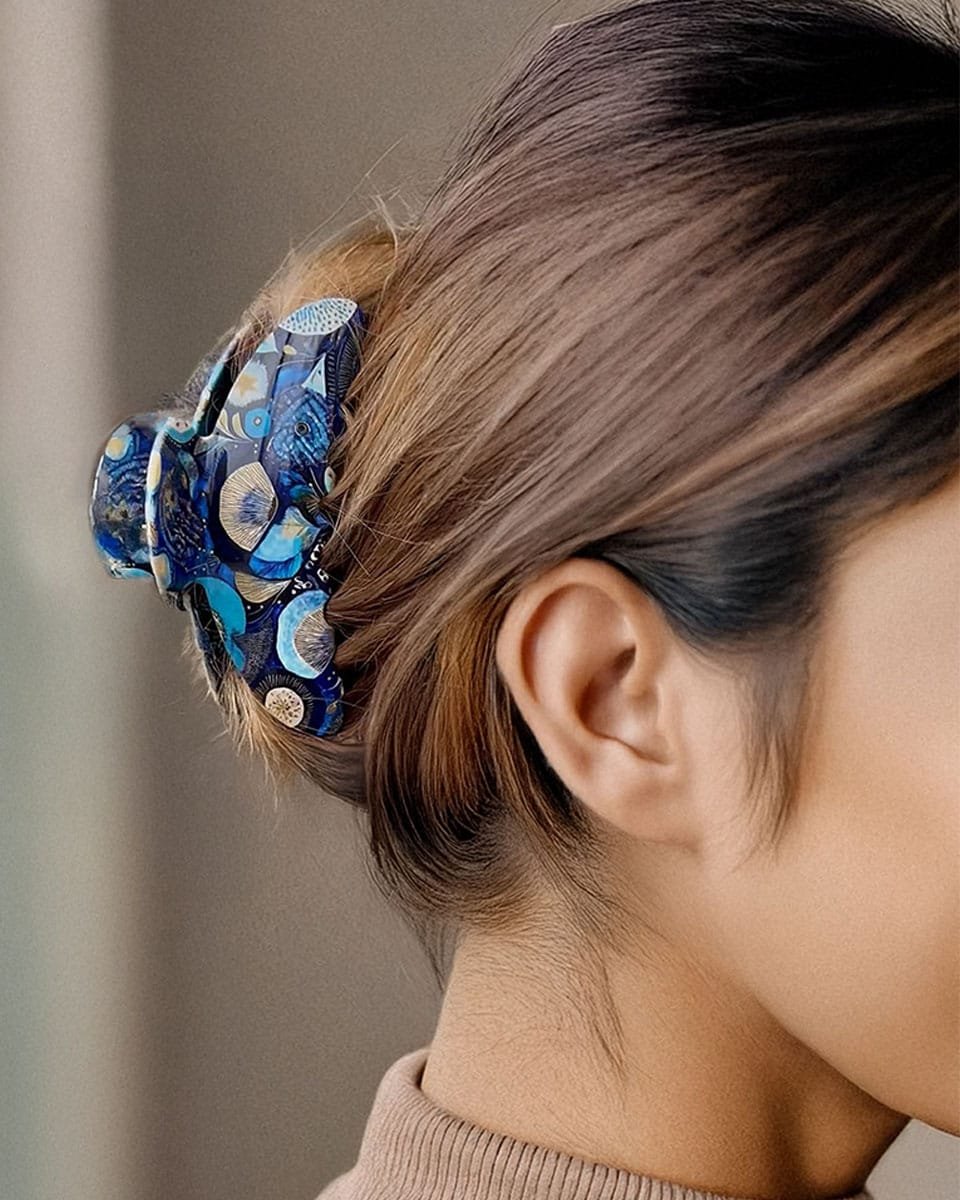 Femme portant une pince cheveux longs bleue ClawMeUp avec design artistique, accessoire chic pour coiffure tendance