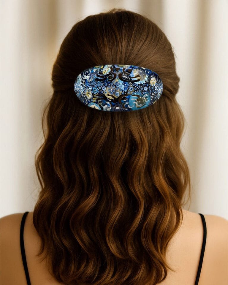 Barrette cheveux luxe ClawMeUp sur fond marbré, design nacré