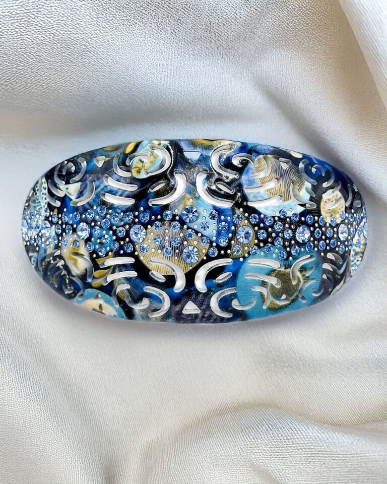 Décoration cheveux chic avec une barrette bleue scintillante signée ClawMeUp