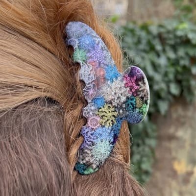 Pince à cheveux ClawMeUp corail portée, accessoire chic et audacieux