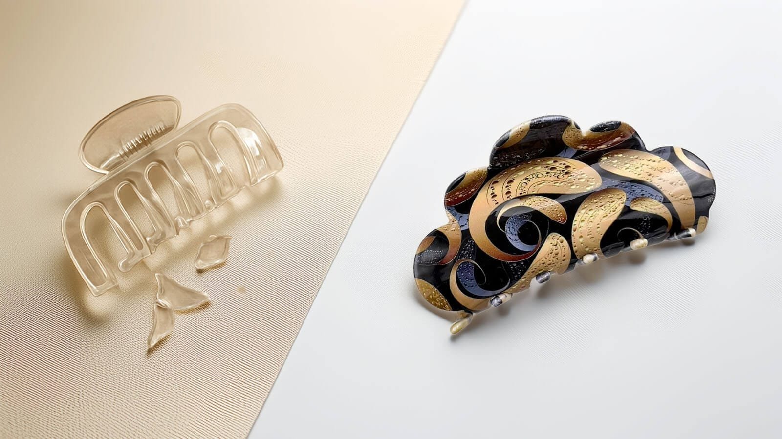 Comparatif : pince plastique cassée à gauche et pince ClawMeUp en acétate intacte à droite, fond lin beige