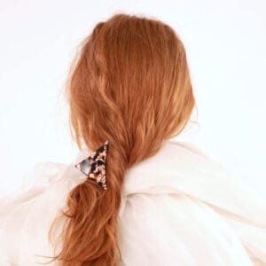 Pince à cheveux triangle brun écaille cuivré – mèche latérale | ClawMeUp