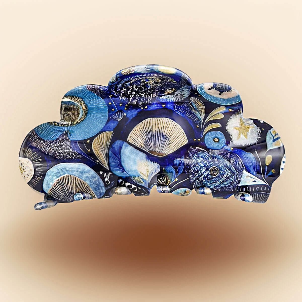 Pince à cheveux en acétate bleue sur fond dégradé bleu doux vers ivoire, ombre réaliste