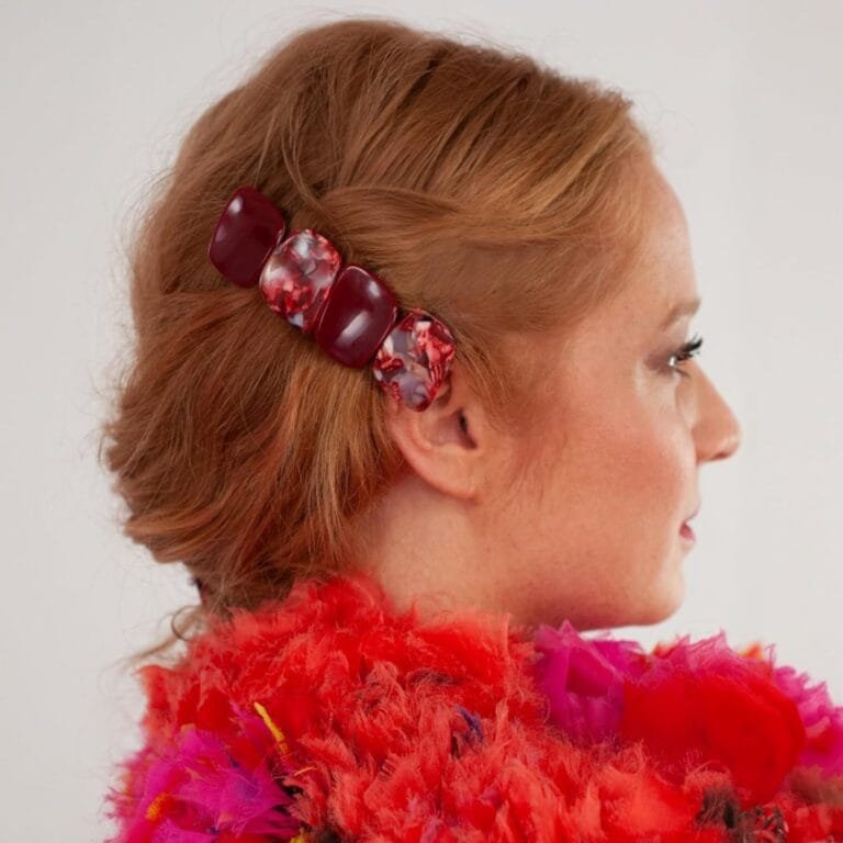 Barrette cheveux femme chic rouge ClawMeUp Paris portée sur cheveux longs, design élégant et lumineux.