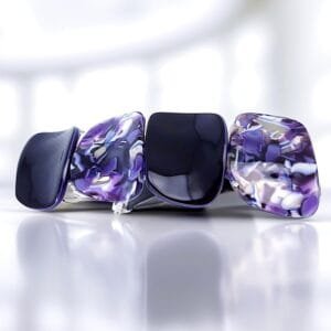 Barrette originale cheveux violette ClawMeUp Paris en acétate marbré, élégance et maintien parfait.