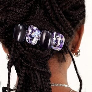 Barrette originale cheveux violette ClawMeUp Paris portée sur cheveux tressés, maintien parfait et style chic.
