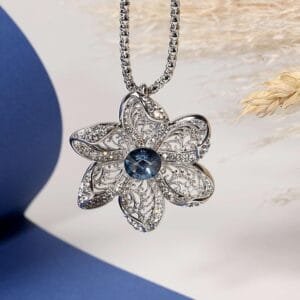 Collier fleur argent femme avec pendentif ajouré et cristal bleu lumineux