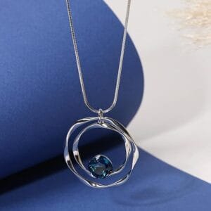 Collier pendentif femme argenté avec cercle ajouré et pierre bleue sur chaîne longue