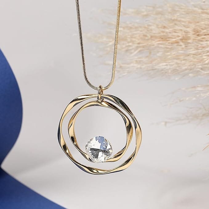 Collier sautoir doré femme avec pendentif cercle ajouré et cristal scintillant