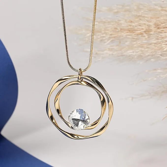 Collier sautoir doré pendentif cercle ajouré et cristal scintillant