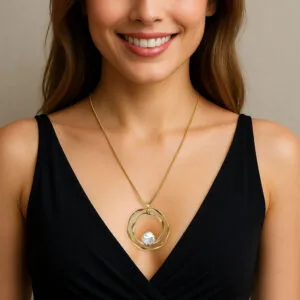 Femme portant un collier sautoir doré avec pendentif cercle ajouré et cristal brillant