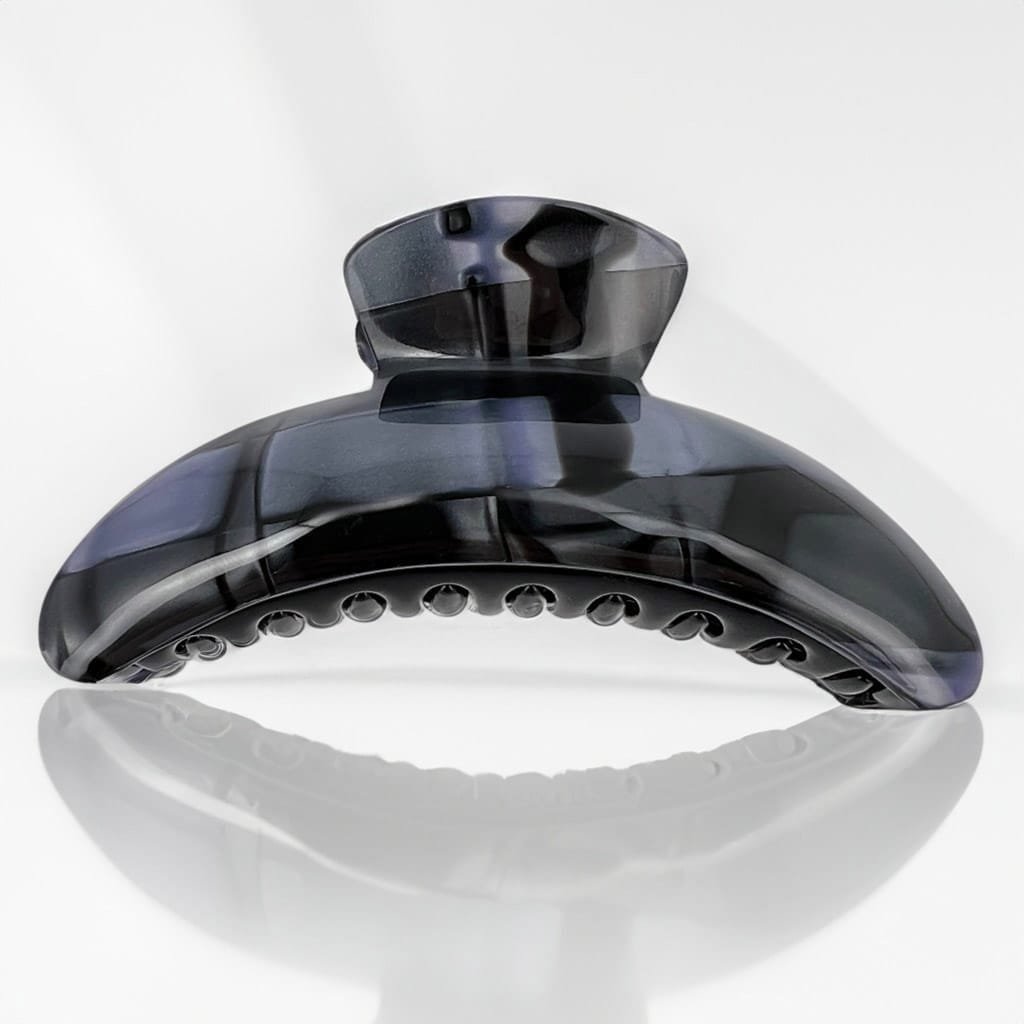 Détail d’une pince à cheveux adaptée à différents types de cheveux