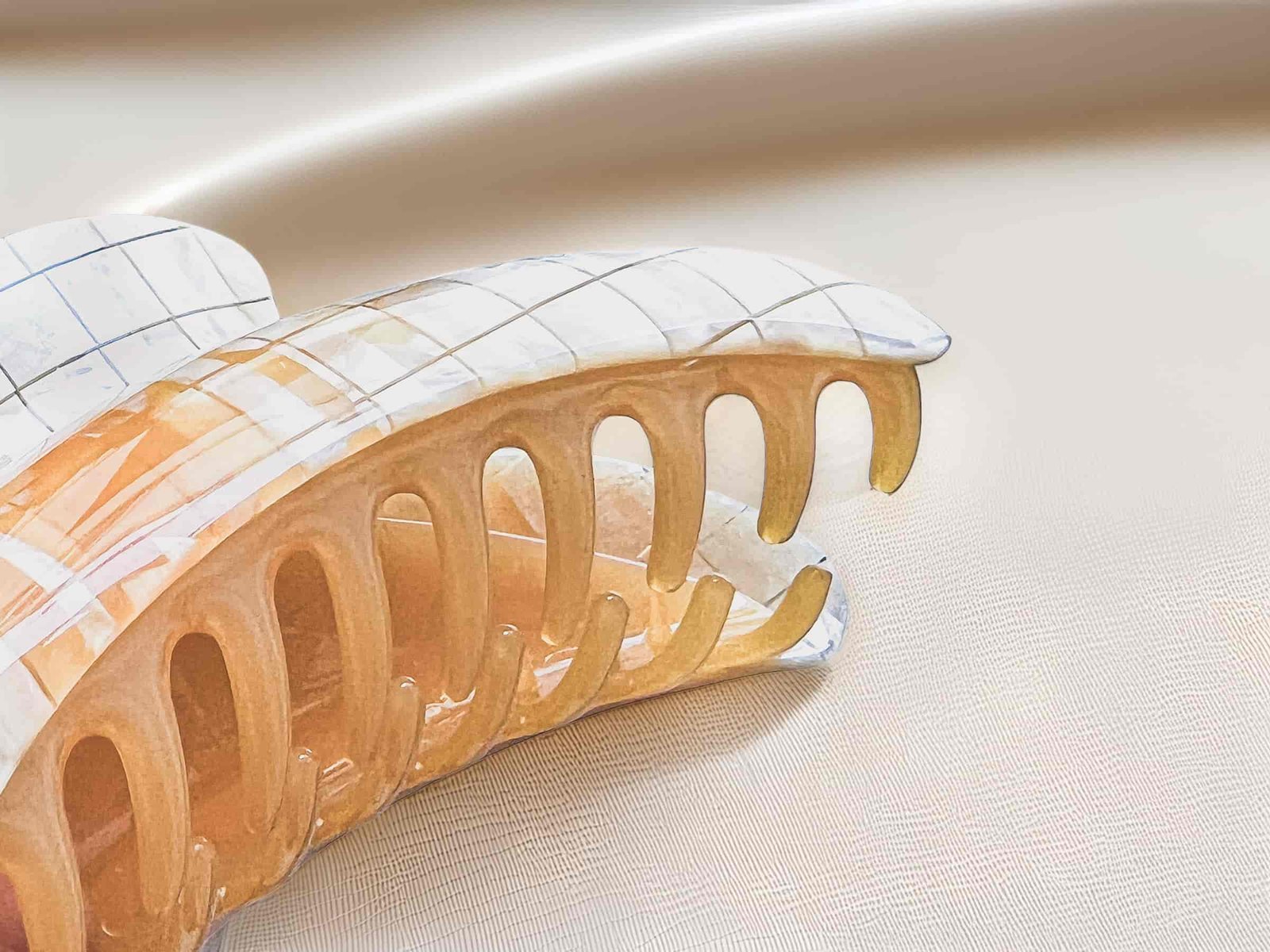 Dents arrondies d'une pince à cheveux ClawMeUp respectueuses du cheveu