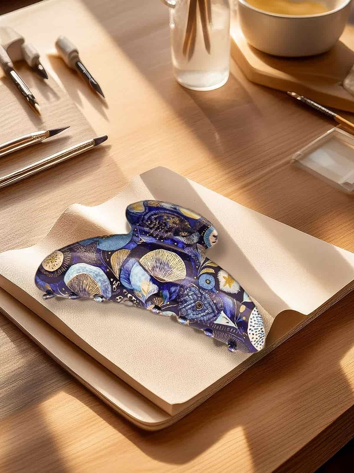 Création d'une pince à cheveux ClawMeUp dans un atelier parisien