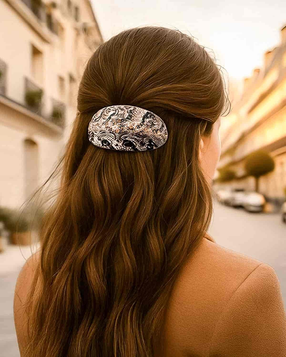 Femme portant une pince à cheveux chic ClawMeUp dans une coiffure élégante