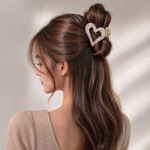 Pince à cheveux cœur acétate ivoire nacré portée en demi-chignon cheveux longs châtain — CMU-COE-01 ClawMeUp