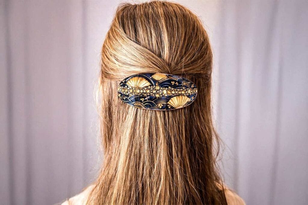 Barrette cheveux luxe ClawMeUp sur fond marbré, design nacré