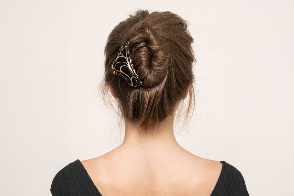 Coiffure bohème chic cheveux mi-longs tenue par une pince crabe noire ClawMeUp