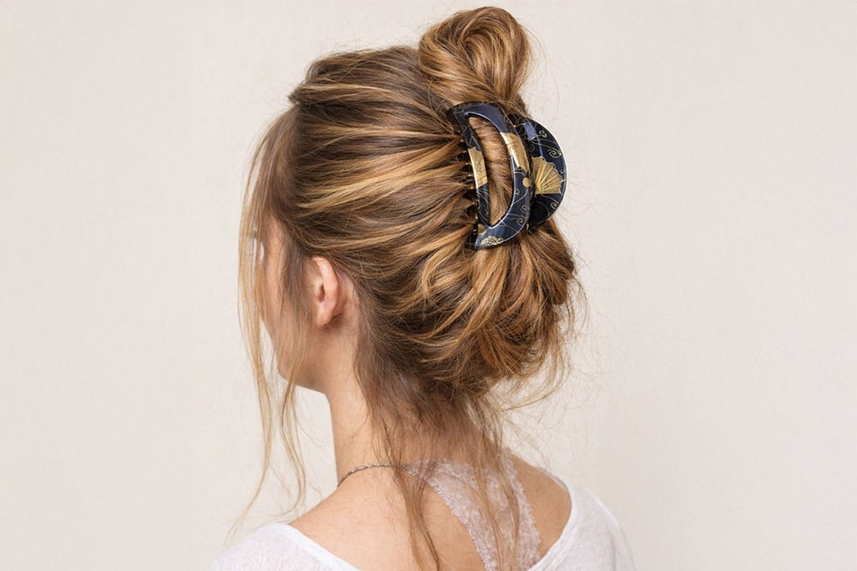 Bun structuré façon parisienne avec pince crabe ClawMeUp — cheveux épais ou bouclés
