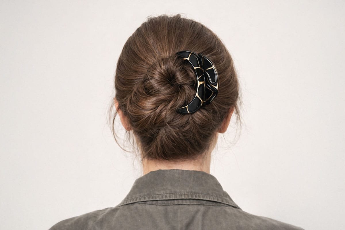 Chignon bas décontracté avec pince crabe ClawMeUp — look casual-chic rapide