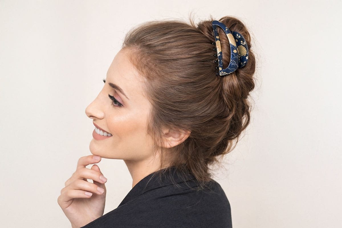 Twist de côté avec pince crabe ClawMeUp — coiffure rapide cheveux longs