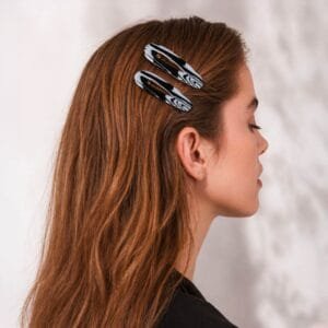 Duo pinces à cheveux plates ovales acétate noir damier portées sur cheveux roux — ClawMeUp