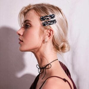 Duo pinces plates rectangulaires acétate noir damier portées sur cheveux blonds chignon — ClawMeUp