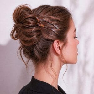 Épingle à cheveux acétate brun écaille cuivré portée en chignon haut — ClawMeUp