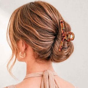 Grande pince cheveux épais à anneau brun écaille cuivré portée en chignon bas cheveux roux — ClawMeUp