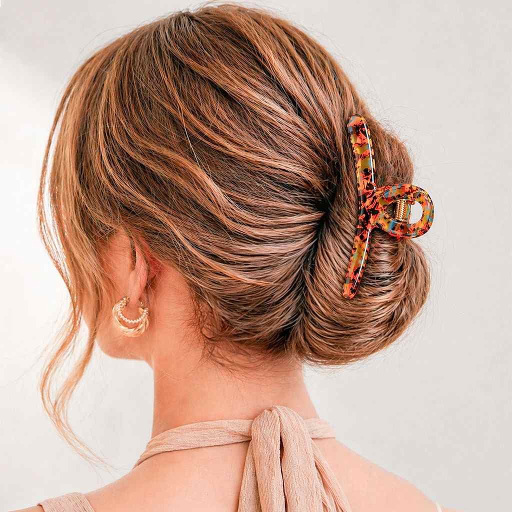 Grande pince cheveux épais à anneau brun écaille cuivré portée en chignon bas cheveux roux — ClawMeUp