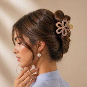 Grande pince à cheveux fleur ajourée portée en chignon structuré cheveux bruns — CMU-FGR-01 ClawMeUp