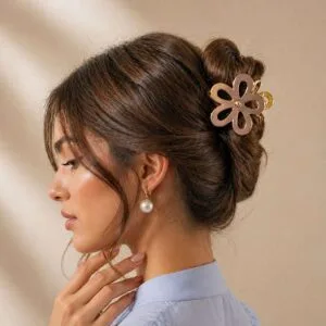 Grande pince à cheveux fleur ajourée portée en chignon structuré cheveux bruns — CMU-FGR-01 ClawMeUp
