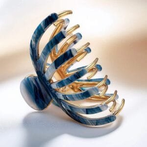 Grosse pince crabe cheveux ajourée acétate bleus envoûtants métal doré acier inoxydable — ClawMeUp