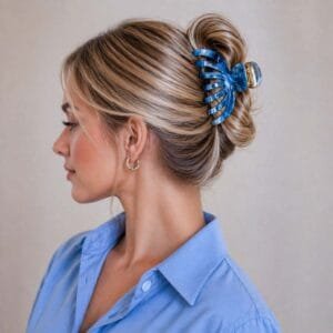 Grosse pince crabe cheveux ajourée bleus envoûtants portée en chignon haut cheveux blonds — ClawMeUp