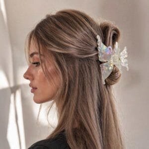 Pince à cheveux fleur translucide acétate nacré ivoire portée en demi-chignon cheveux blonds — ClawMeUp