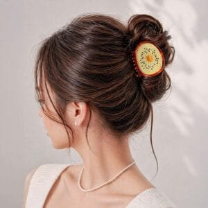 Pince à cheveux fruit kiwi portée en chignon haut cheveux bruns — ClawMeUp