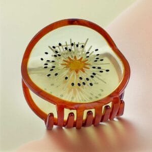 Pince à cheveux fruit kiwi résine translucide pépins et cœur orange — ClawMeUp