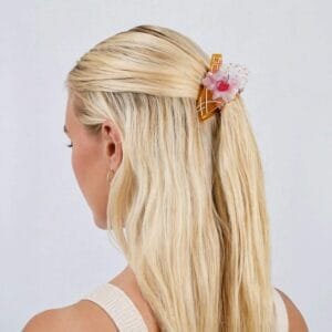 Pince à cheveux originale cornet de glace portée en demi-queue cheveux blonds — ClawMeUp