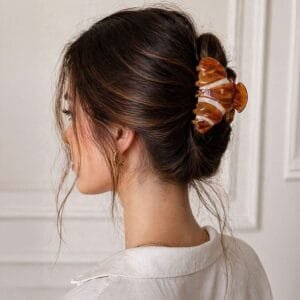 Pince à cheveux originale croissant de Paris portée en chignon bas cheveux bruns — ClawMeUp
