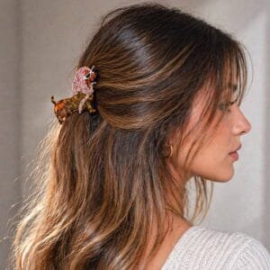 Pince à cheveux originale teckel veste florale portée en demi-queue cheveux bruns — ClawMeUp