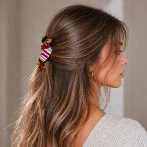Pince à cheveux originale teckel rayé multicolore portée en demi-queue cheveux bruns — ClawMeUp