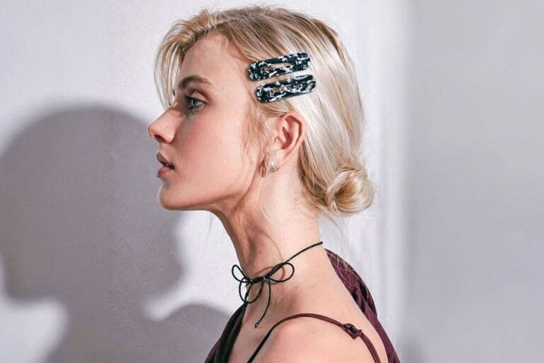 Pince à cheveux plate en acétate premium portée en coiffure — ClawMeUp Paris