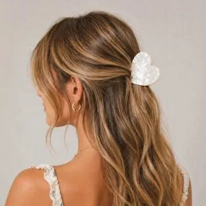 Pince à cheveux cœur blanc nacré portée en demi-queue — CMU-KAL-02 ClawMeUp Paris