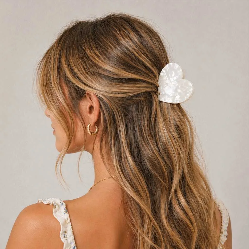 Pince à cheveux cœur blanc nacré portée en demi-queue — CMU-KAL-02 ClawMeUp Paris